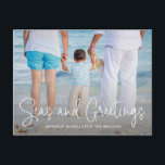 Elegant Zeeen en Greetings Beach Feestdagenkaart<br><div class="desc">Verstuur een vakantiewenk met dit stoute kerstbriefkaart met een eenvoudig design met de woorden "Zeeen en groeten" in een elegant,  dun wit script,  samen met uw bericht over uw favoriete horizontale vakantiefoto op het strand. Achterzijde heeft uw persoonlijke bericht en uw retouradres voor eenvoudige mailing.</div>