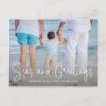 Elegant Zeeen en Greetings Beach Feestdagenkaart<br><div class="desc">Verstuur een vakantiewenk met dit stoute kerstbriefkaart met een eenvoudig design met de woorden "Zeeen en groeten" in een elegant,  dun wit script,  samen met uw bericht over uw favoriete horizontale vakantiefoto op het strand. Achterzijde heeft uw persoonlijke bericht en uw retouradres voor eenvoudige mailing.</div>