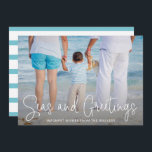 Elegant Zeeen en Greetings Beach Feestdagenkaart<br><div class="desc">Verstuur een feestvreugde met deze nautische,  platte kerstkaart met een eenvoudig design met de woorden "Zeeen en groeten" in een elegant,  dun wit script,  samen met uw bericht op uw favoriete horizontale vakantiefoto op het strand. De achterkant heeft aqua en witte strepen.</div>