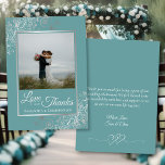 Elegant Zilver & Blauwgroen Foto & Nota bruiloft Bedankkaart<br><div class="desc">Deze prachtige blauwgroen of turquoise en grijs gekleurde trouwbedankkaarten zijn voorzien van uw foto in een faux folie zilveren lijst omringd door zilveren krullen en wervelingen. Het bijschrift is geschreven in een elegant schrift en luidt: Liefde en Bedankt, met je namen hieronder. De achterkant heeft ruimte voor een aangepaste notitie...</div>
