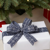 Elegant zilveren en blauwe sneeuwvlokken patroon satijnen lint