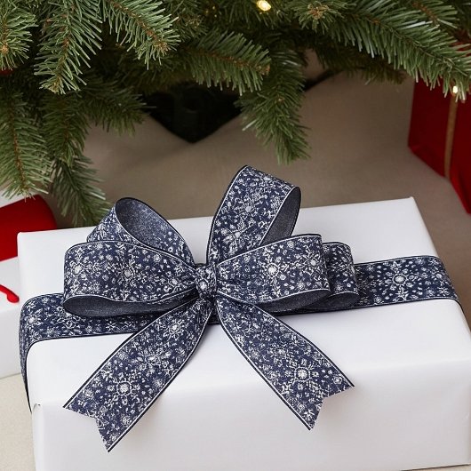 Elegant zilveren en blauwe sneeuwvlokken patroon satijnen lint