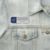 Elegant zilveren monogram Navy Blue Logo Medewerke Naamplaatje (In situ)
