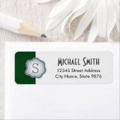 Elegant zilveren stempel monogram op bos groen etiket (Insitu)