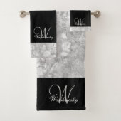 Elegant zilvergrijs en zwart monogram bad handdoek (Insitu)