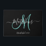 Elegant zwart Blauwgroen Monogram Script Familiena Deurmat<br><div class="desc">Gepersonaliseerd zwart-wit en blauwgroen monogram ontwerp met bruid en bruidegom achternaam en trouwdatum op een zwarte achtergrond. Het is een uniek en geweldig cadeau voor pasgetrouwden die een nieuw gezin beginnen. Geweldig voor een nieuw huis samen. Aanpassen met jouw naam,  monogram initiaal en trouwdatum en kleuren. Elke Clarke©</div>