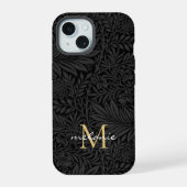 Elegant zwart bloemenscript monogram iPhone 15 case (Achterkant)
