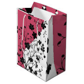Elegant zwart bloemensilhouet op roze en wit medium cadeauzakje (Voorkant Gekanteld)