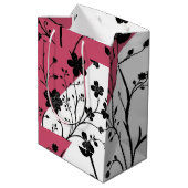 Elegant zwart bloemensilhouet op roze en wit medium cadeauzakje (Achterkant Gekanteld)
