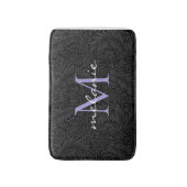 Elegant zwart bloemmotief lavendel script monogram badmat (Voorkant Verticaal)