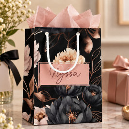 Elegant zwart bloemmotief met rozen en monogram na klein cadeauzakje