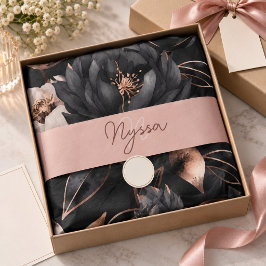 Elegant zwart bloemmotief met rozen en monogram na tissuepapier