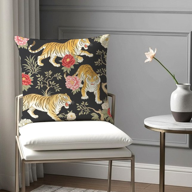 Elegant zwart chinoiserie tijger en pioenpatroon kussen (Creator heeft geüpload)