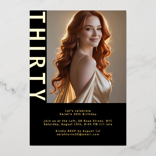 Elegant zwart en echt goud folie 30e verjaardag fo folie uitnodiging (Voorkant)