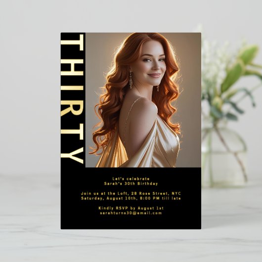 Elegant zwart en echt goud folie 30e verjaardag fo folie uitnodiging (Staand Voorkant)