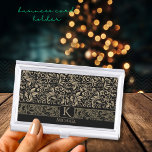 Elegant zwart en goud bloemenmonogram visitekaarthouder<br><div class="desc">Mooi Modern Gold Floral Pattern op een zwarte achtergrond met een monogram en naam op deze visitekaartjes houder. Beide kunnen eenvoudig worden bijgewerkt, als u het monogram zonder de naam wilt behouden, verwijdert u de naam in het veld Personalisatie. U kunt een bijpassend stropdas, een aansteker en sokken vinden met...</div>
