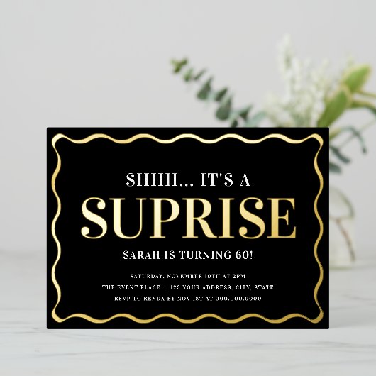 Elegant zwart en goud verrassingsverjaardagsfeestj folie uitnodiging (Staand Voorkant)