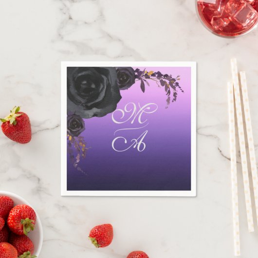 Elegant Zwart en Paarse Bloemen Monogram Bruiloft Servet (Insitu)