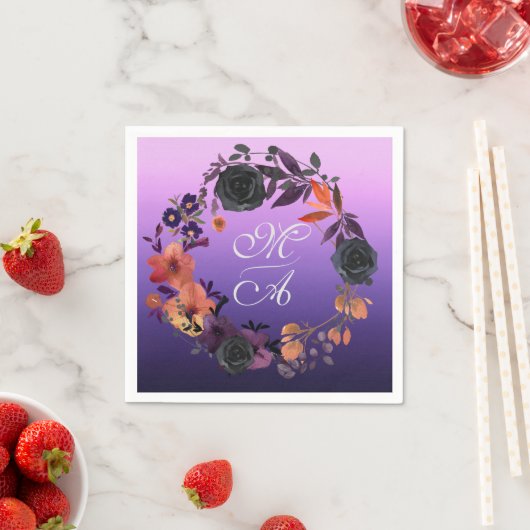 Elegant Zwart en Paarse Bloemen Monogram Bruiloft Servet (Insitu)