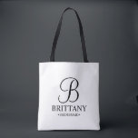 Elegant zwart en wit gepersonaliseerd Bridesmaid Tote Bag<br><div class="desc">Elegant Black and White Personalized Bridesmaid Gifts met gepersonaliseerd monogram in elegante stijl van het calligrafielettertype met de naam en titel van de bridesmaid in klassieke stijl van het serif lettertype. Ook perfect voor Maid of Honor,  Bloemenmeisje,  moeder van de Bride en nog veel meer.</div>