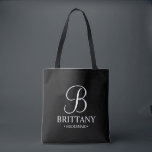 Elegant zwart en wit gepersonaliseerd Bridesmaid Tote Bag<br><div class="desc">Elegant Black and White Personalized Bridesmaid Gifts met gepersonaliseerd monogram in elegante stijl van het calligrafielettertype met de naam en titel van de bridesmaid in klassieke stijl van het serif lettertype. Ook perfect voor Maid of Honor,  Bloemenmeisje,  moeder van de Bride en nog veel meer.</div>