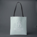 Elegant zwart en wit gepersonaliseerd Bridesmaid Tote Bag<br><div class="desc">Elegante zwart-wit gepersonaliseerde bruidsmeisje geschenken met gepersonaliseerde monogram in witte elegante script lettertype stijl met bruidsmeisje naam en titel in klassieke serif lettertype stijl op salie groene achtergrond. Ook perfect voor Maid of Honor,  Bloemenmeisje,  Moeder van de Bruid en meer.</div>