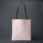 Elegant zwart en wit gepersonaliseerd Bridesmaid Tote Bag<br><div class="desc">Elegante zwart-wit gepersonaliseerde bruidsmeisje geschenken met gepersonaliseerde monogram in witte elegante script lettertype stijl met bruidsmeisje naam en titel in klassieke serif lettertype stijl op blush roze achtergrond. Ook perfect voor Maid of Honor, Bloemenmeisje, Moeder van de Bruid en meer.</div>