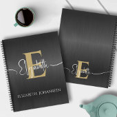Elegant Zwart Geborsteld Metaal Goud Monogram Scri Notitieboek