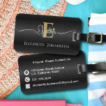 Elegant Zwart Geborsteld Metallic Goud Monogrammed Bagagelabel<br><div class="desc">Verhoog uw reisstijl met ons 'Elegant Black Brushed Metallic Gold Monogrammed Bagagelabel'! Dit verfijnde label heeft een geborstelde metallic zwarte achtergrond versierd met een opvallend gouden monogram en een chique witte meisjesnaam, gepersonaliseerd op de voorkant. Pas het op de achterkant aan met uw contactgegevens, inclusief adres, telefoonnummer en e-mail, om...</div>