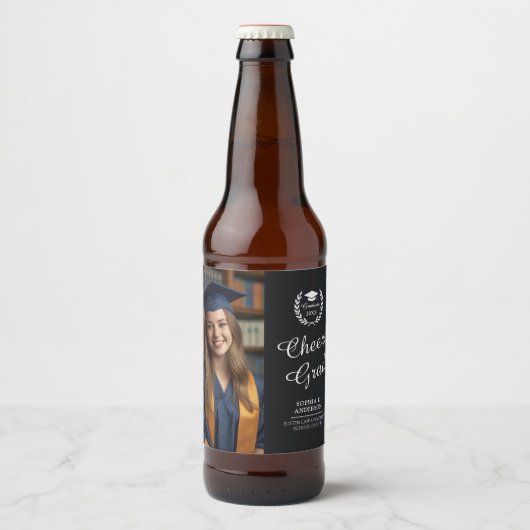 Elegant Zwart Gepersonaliseerd Cheers Afstudeerder Bier Etiket (Voorkant)