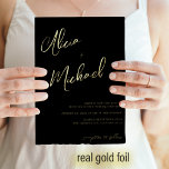 Elegant zwart goud echte folie script bruiloft folie uitnodiging<br><div class="desc">De rendy hand lettered bride en groom manuscript noemt elegante moderne trouwuitnodiging in eenvoudige zwarte en luxe echte gouden folie. u kunt achtergrondkleur veranderen na het selecteren van KLANT verdere optie. Ook, kunt u van drie folie kleuren kiezen: goud, zilver, en roos goud. De uitnodiging is geschikt voor moderne stijl...</div>