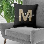 Elegant Zwart Goud Initiaal Naam Monogram Kussen<br><div class="desc">Gepersonaliseerde Zwart en Goud Initiaal Naam Monogram Sierkussen. Dit chique monogram kussen combineert moderne minimalistische stijl met een verfijnde rand, waardoor het een veelzijdig accent is voor elke kamer. Het beschikt over een gedurfd, plat gouden initiaal in een warmbruine tint (geen folie of glinstering) op een strakke zwarte achtergrond, aangevuld...</div>