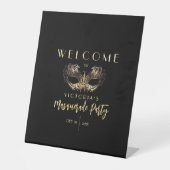 Elegant Zwart Goud Masquerade Party Verjaardag Reclamebord Met Voetstuk (Voorkant)