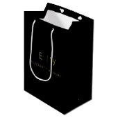 Elegant Zwart Goud Minimalistische Monogram Naam Medium Cadeauzakje (Voorkant Gekanteld)