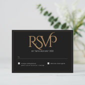 Elegant Zwart Goud Modern Script Monogram Bruiloft RSVP Kaartje (Staand voorkant)