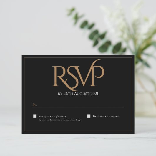 Elegant Zwart Goud Modern Script Monogram Bruiloft RSVP Kaartje (Staand voorkant)