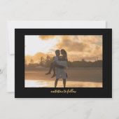 Elegant zwart goud monogram botanische kam save the date (Achterkant)