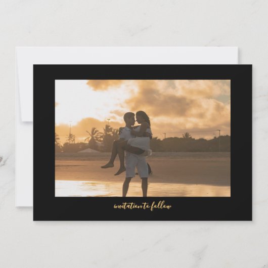 Elegant zwart goud monogram botanische kam save the date (Achterkant)