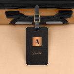 Elegant zwart goud monogram en naam script bagagelabel<br><div class="desc">Luxe elegant modern monogram en handtekening script naam gepersonaliseerd bagagelabel met een faux metallic gouden koperen vierkant met naam initiaal over een zwarte lederen achtige (GEDRUKTE TEXTUUR) achtergrond.             kan een stijlvol verjaardags-,  bruiloft-,  kerst- of ander gelegenheid- of jubileumcadeau zijn.</div>
