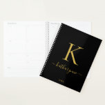 Elegant Zwart Goud Monogram Script Typografie Planner<br><div class="desc">Chique Elegant Gold Monogram Script op een chique Black Planner. Gemakkelijk aan te passen met uw eigen naam en details. Perfect voor uw luxe levensstijl! Neem contact met ons op via cedarandstring@gmail.com als u hulp nodig hebt bij het ontwerp of de bijbehorende producten.</div>
