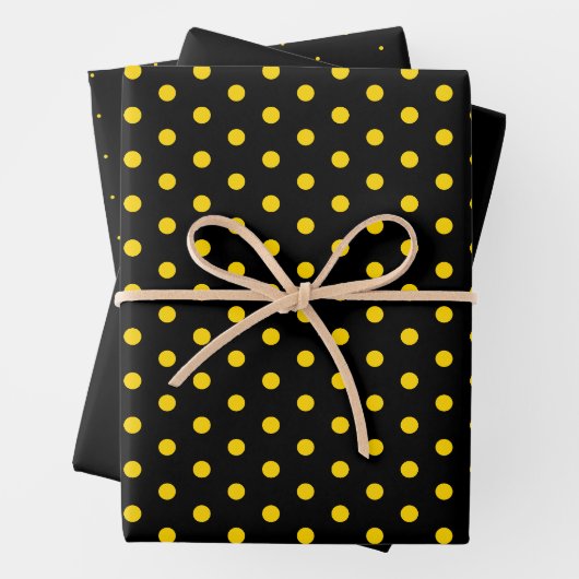 Elegant zwart goud Polka Dot Gift Wrapping Paper (In situ)