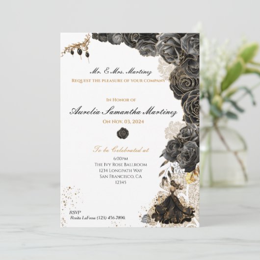 Elegant Zwart & Goud Quinceañera Bloemen Uitnodigi Kaart (Staand voorkant)