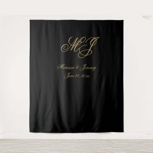 Elegant Zwart Goud Script Monogram Bruiloft Wandkleed (Voorkant)