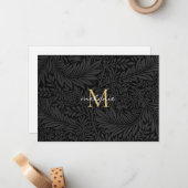 Elegant zwart gouden bloemenscript monogram notitiekaartje (Voorkant / Achterkant in situ)