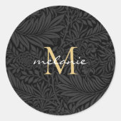 Elegant zwart gouden bloemenscript monogram ronde sticker (Voorkant)