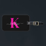 Elegant zwart Hot Pink Script Monogram Bagagelabel<br><div class="desc">Dit eenvoudige, elegante zwarte bagagelabel met je voornaam in een trendy script lettertype in het wit, getypt over je eerste initiaal in een modern petten lettertype in hot pink aan de ene kant en een slide in kaart voor jouw naam, adres en telefoonnummer aan de andere kant zou er fantastisch...</div>