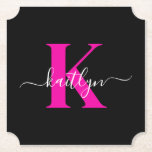 Elegant zwart Hot Pink Script Monogram Kartonnen Onderzetters<br><div class="desc">Deze eenvoudige, elegante zwarte papieren onderzetters met je voornaam in een trendy schrift in wit, getypt over je eerste initiaal in een modern petten lettertype in heet roze, zijn ideaal om je tafels en tellers vrij te houden van waterringen. Ze absorberen druppels, zodat u zich geen zorgen hoeft te maken...</div>