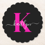 Elegant zwart Hot Pink Script Monogram Kartonnen Onderzetters<br><div class="desc">Deze eenvoudige, elegante zwarte ronde papieren onderzetters met je voornaam in een trendy scriptlettertype in wit, getypt over je eerste initiaal in een modern petten lettertype in heet roze, zijn ideaal om je tafels en tellers vrij te houden van waterringen. Ze absorberen druppels, zodat u zich geen zorgen hoeft te...</div>