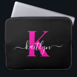Elegant zwart Hot Pink Script Monogram Laptop Sleeve<br><div class="desc">Deze eenvoudige,  elegante 15-inch zwarte laptophoes met uw voornaam in een trendy scriptlettertype in wit en uw eerste initiaal in een modern petten lettertype in hot pink is ideaal voor u. Het is stijlvol en trendy en toch zeer klassiek. Het is uniek - net als jij!</div>