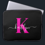 Elegant zwart Hot Pink Script Monogram Laptop Sleeve<br><div class="desc">Deze eenvoudige,  elegante 15-inch zwarte laptophoes met uw voornaam in een trendy scriptlettertype in wit en uw eerste initiaal in een modern petten lettertype in hot pink is ideaal voor u. Het is stijlvol en trendy en toch zeer klassiek. Het is uniek - net als jij!</div>